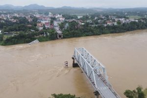 vietnam-bridge-collapse-300x200.jpg