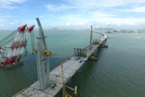 Zhuhai Macao Bridge bridge mast under construction